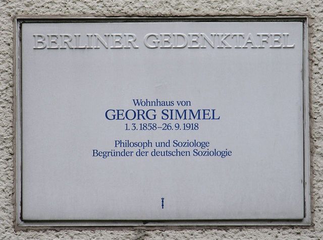 Gedenktafel am früheren Wohnhaus Georg Simmels in Berlin.